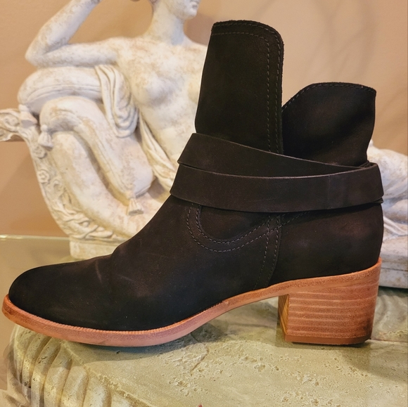 Ugg Elora Suede Ankle Boot - Picture 7 of 14